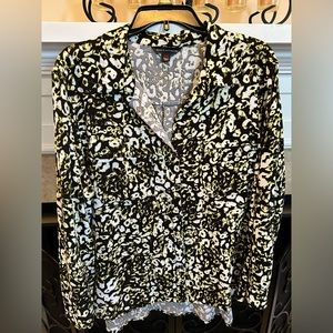 Beautiful women’s long sleeve button up Rock & Republic blouse, size XXL.